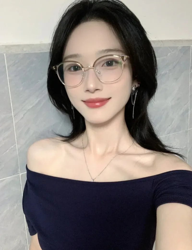 hình gái xinh đeo kính mắt dễ thương