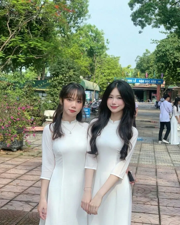 Cô áo dâu dài trắng, nổi bật với vẻ đẹp tinh khôi và dịu dàng