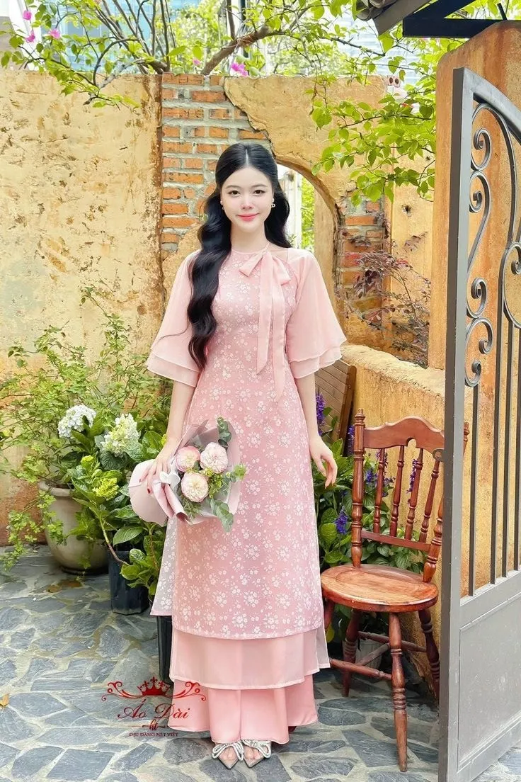 Gái xinh áo dài mũi cảm, nổi bật với phong thái tự tin và quyến rũ