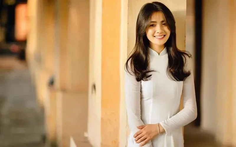 em áo dài trắng