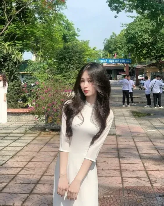 áo dài trắng mỏng ướt mưa