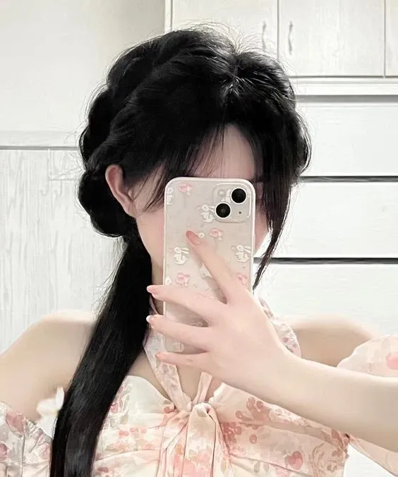 Búi tóc xinh đi học thể hiện sự gọn gàng và thanh thoát
