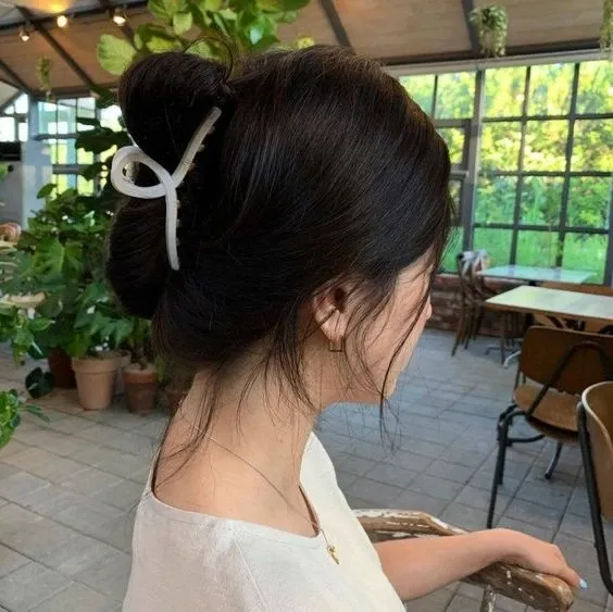 Búi tóc gọn gàng tôn lên vẻ đẹp thanh lịch và ngăn nắp
