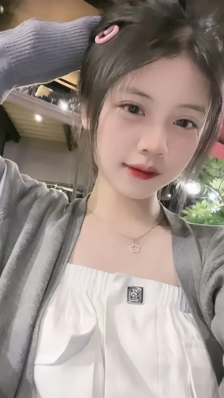 Cô gái xinh đẹp tóc ngắn tỏa sáng với vẻ đẹp tự nhiên và cá tính