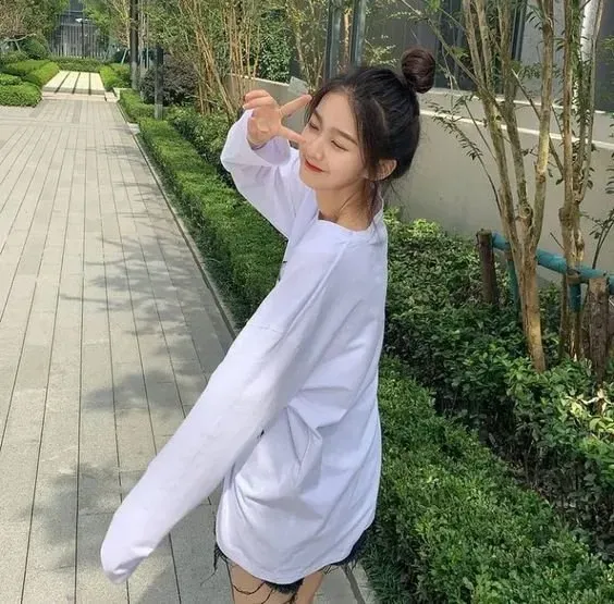 Tóc ngắn uốn xoăn mang đến vẻ đẹp lãng mạn và quyến rũ