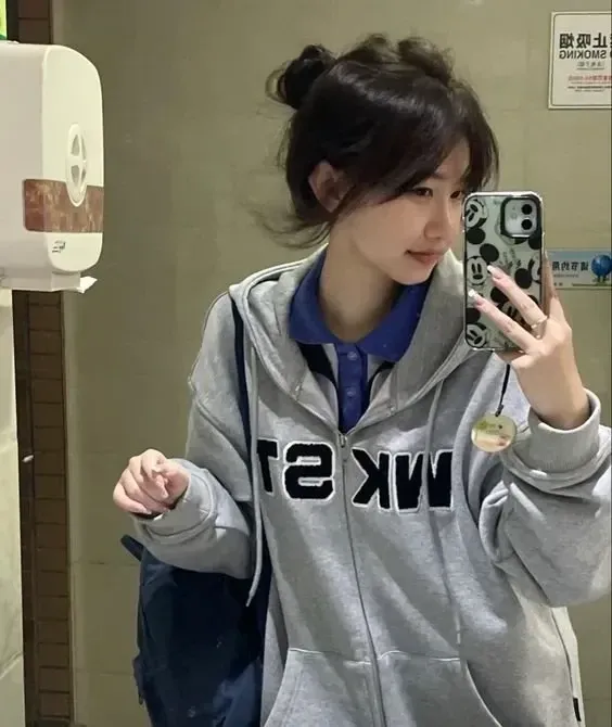Gái xinh tóc ngắn lấy tay che mặt tạo sự bí ẩn và cuốn hút