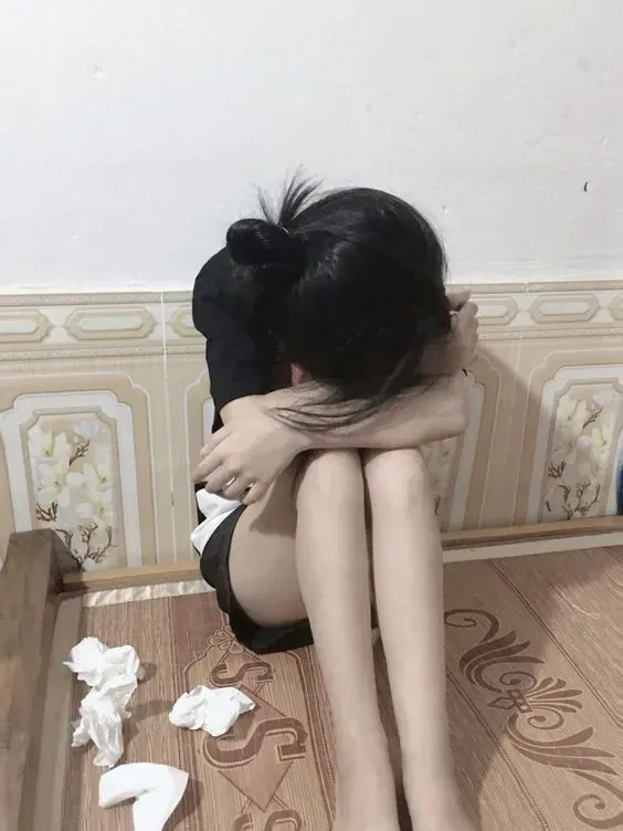 Hình cô gái ngồi buồn trong không gian yên lặng đầy suy nghĩ
