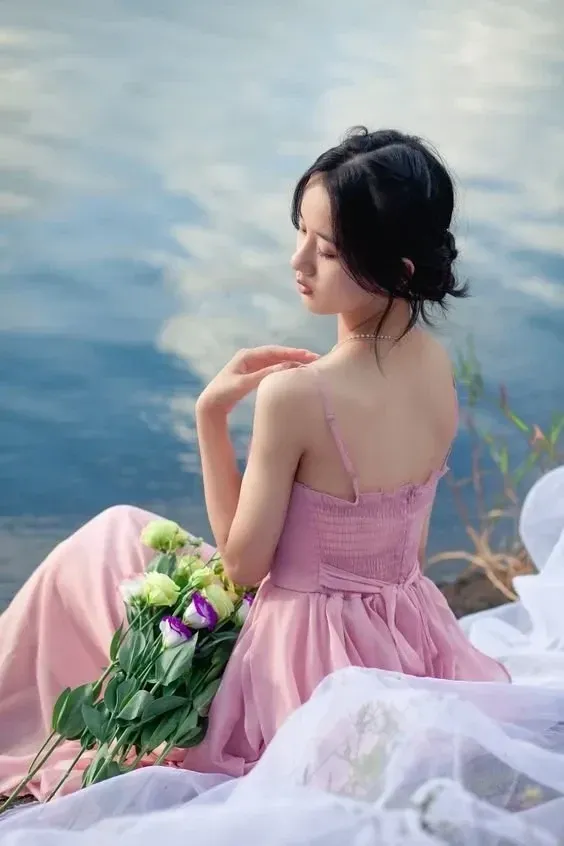 Hình cô gái buồn khóc với cảm xúc vỡ òa trong ánh mắt