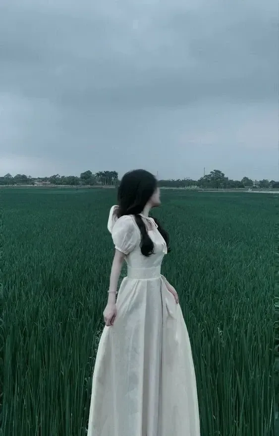 Hình cô gái buồn trắng đen mang vẻ đẹp trầm lặng và suy tư