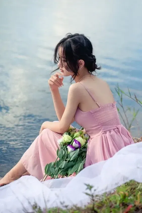 Hình ảnh buồn con gái đang lặng lẽ trong không gian tĩnh mịch