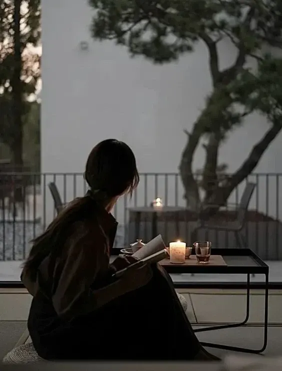 Hình ảnh cô gái buồn với vẻ mặt đầy tâm trạng sâu sắc