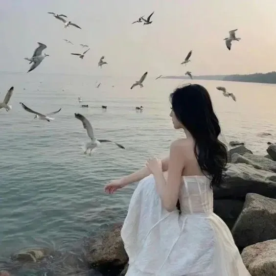 Hình con gái buồn với ánh nhìn sâu lắng trong không gian tĩnh