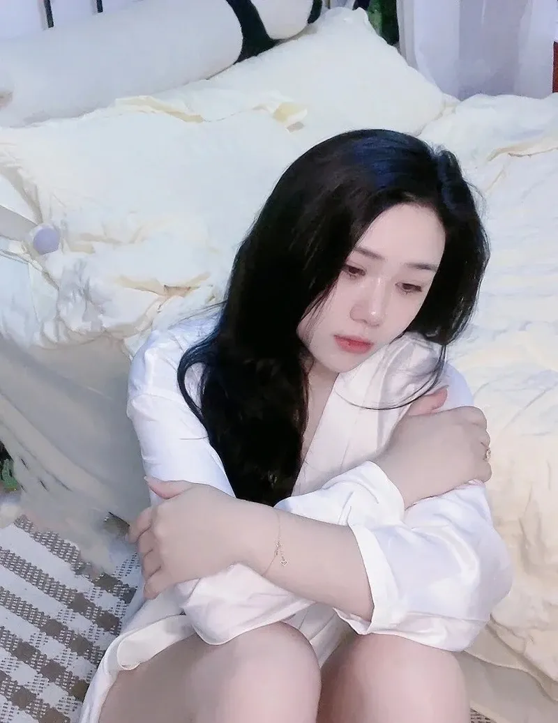 Hình nền cô gái buồn với vẻ đẹp trầm lặng và suy tư