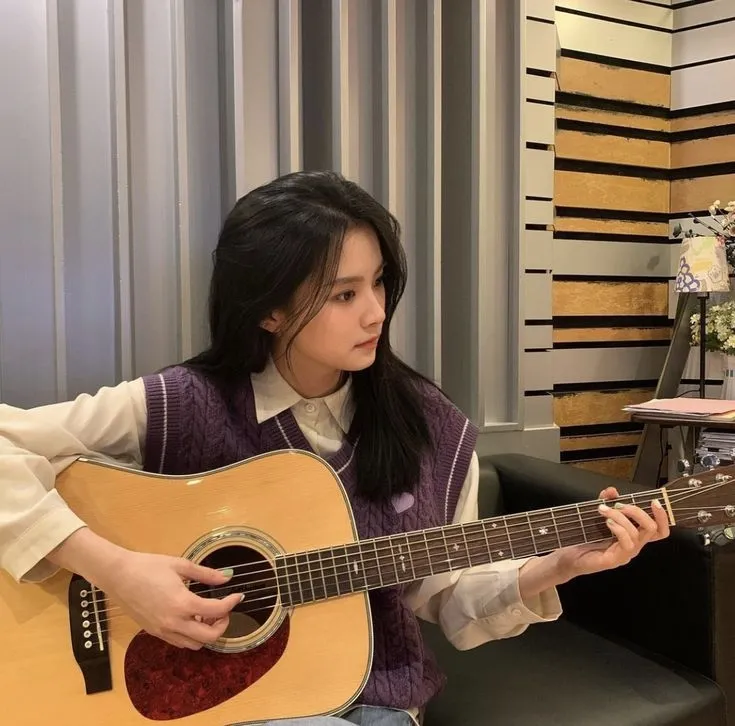Học chơi guitar, làm quen với các hợp âm và bài hát dễ