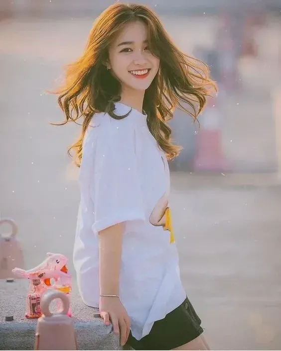 Gái xinh răng khểnh mang đến nét đẹp dễ thương và tự nhiên