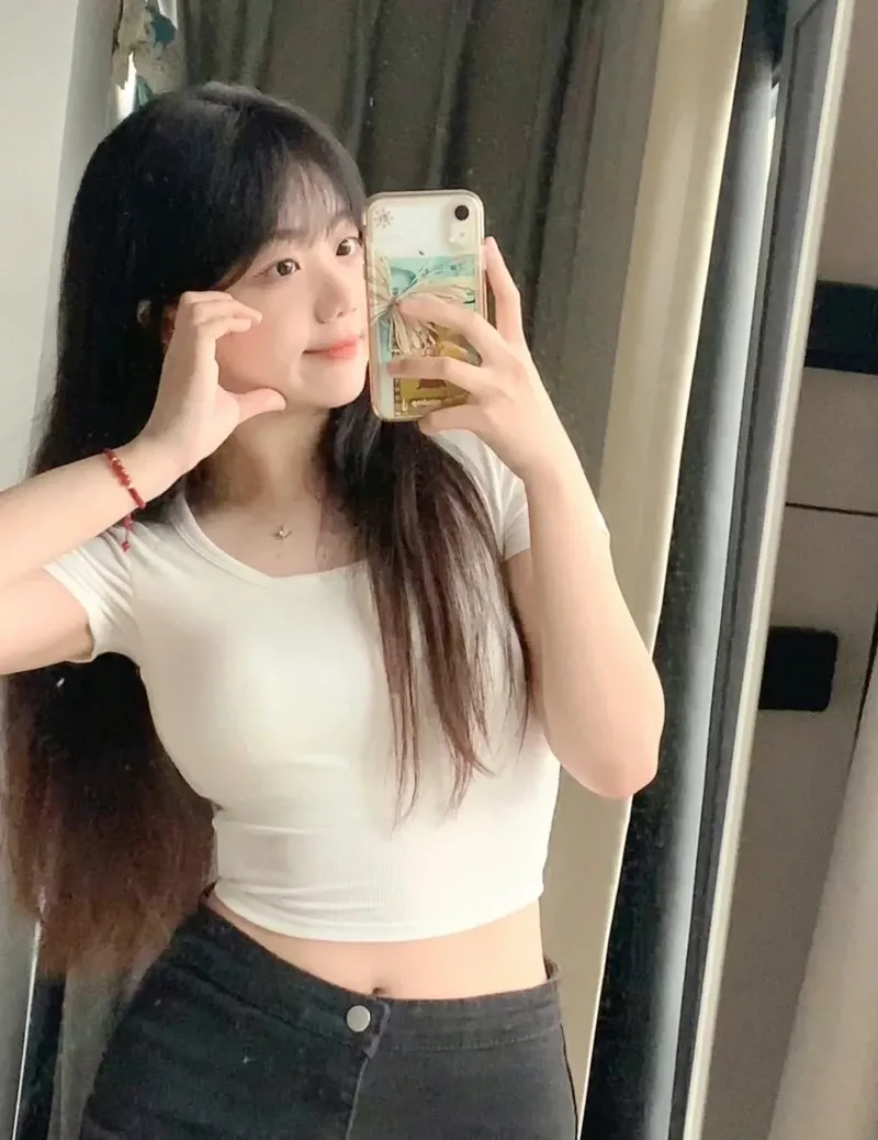 ảnh nữ cute đeo kính