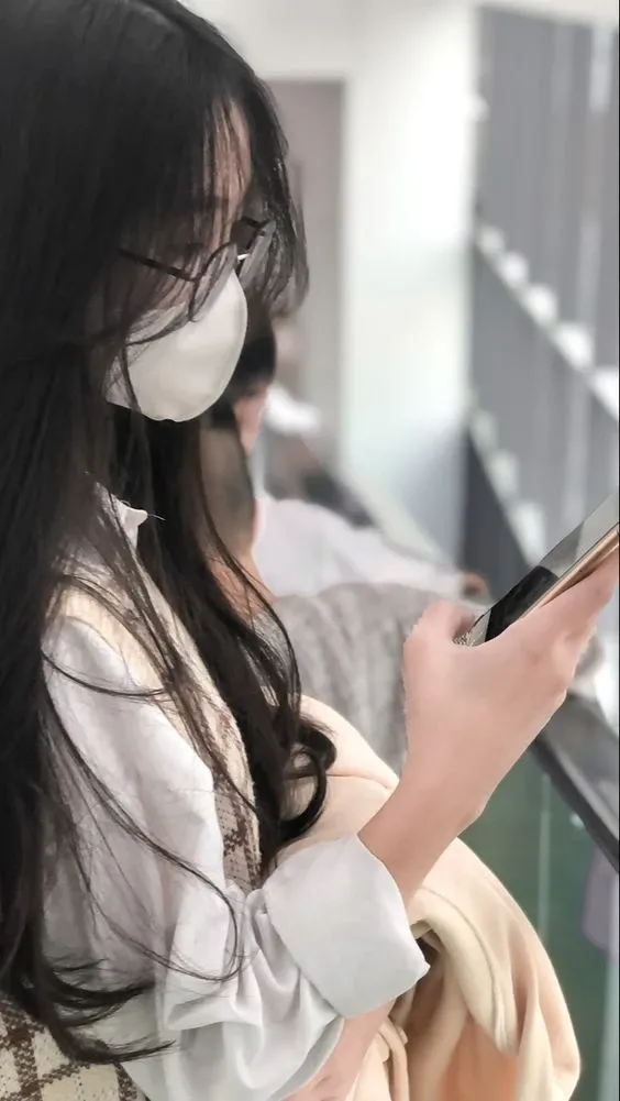 gái xinh đeo khẩu trang