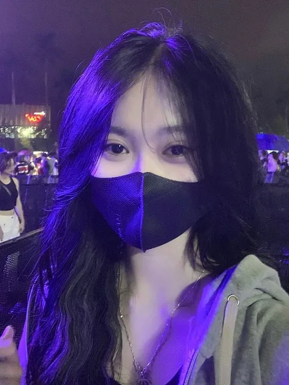Hình gái xinh đeo khẩu trang, thu hút ánh sáng nhìn đầy mê hoặc