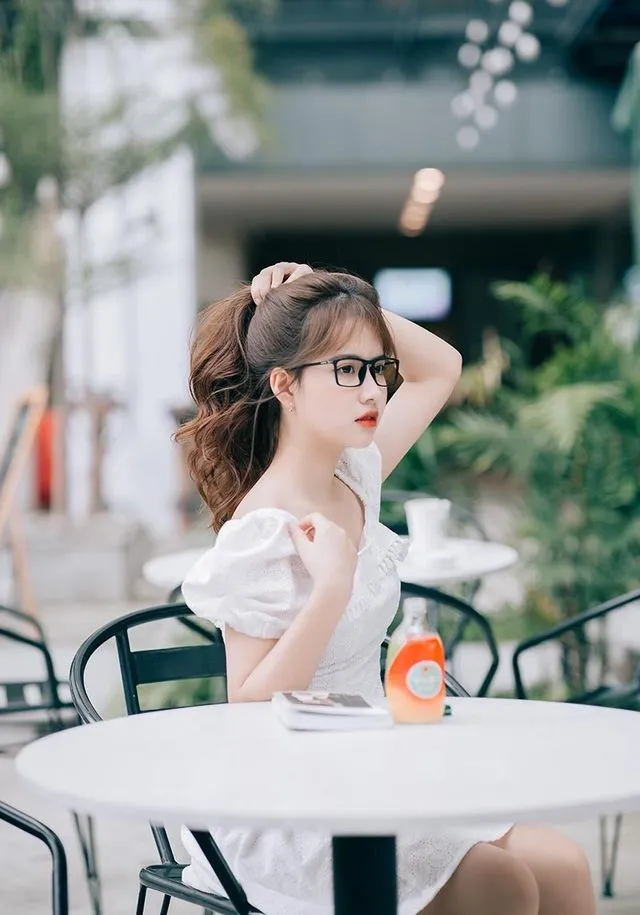 Gái tóc ngắn đeo kính, chớp lên phong thái tự tin và cuốn hút