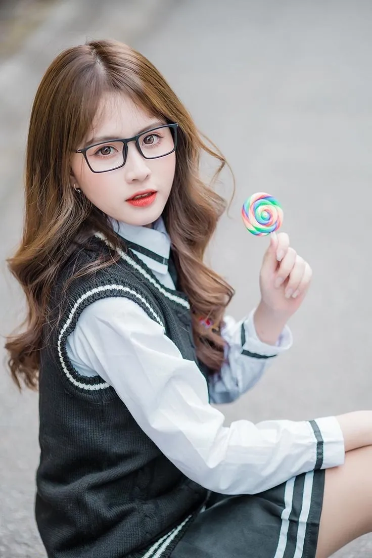 Gái xinh tóc dài đeo kính tỏa sáng với thanh lịch cuốn hút