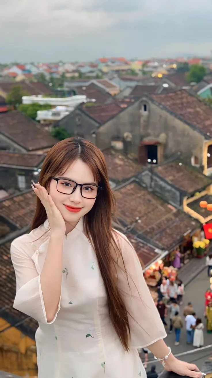 Gái xinh tóc dài đeo kính độc, tạo ấn tượng mạnh mẽ với phong cách