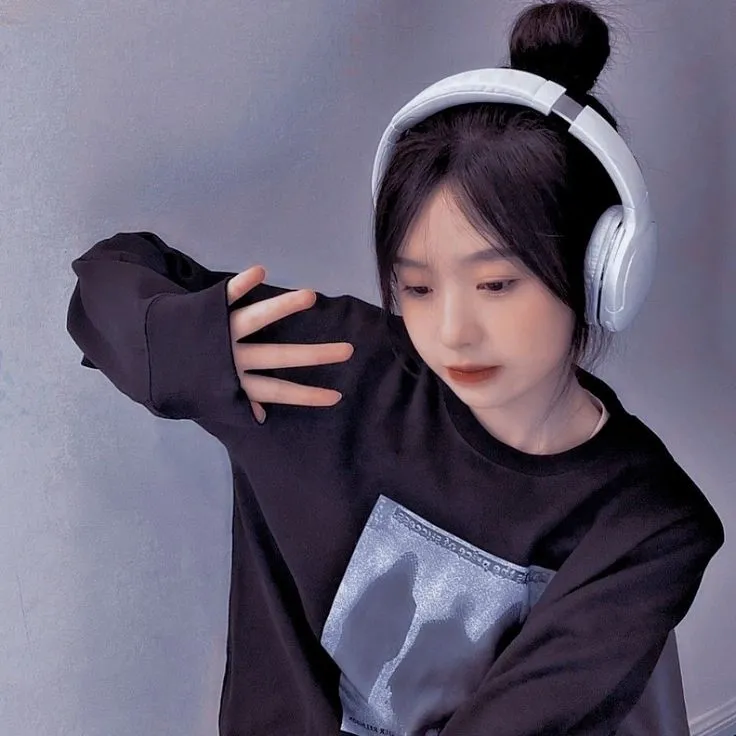 Đeo tai nghe, thưởng thức âm nhạc và tận hưởng không gian yên bình