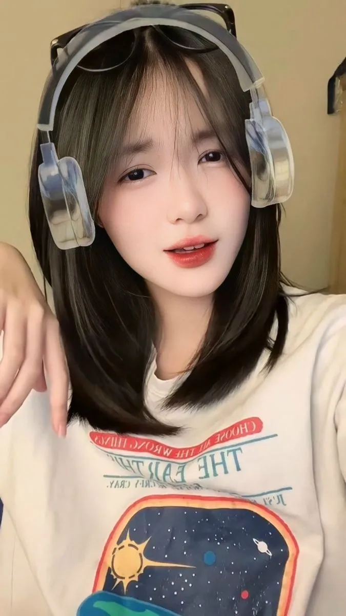 Cô gái đeo hoa tai ngọc trai, tai nghe tạo nên sự kết hợp hoàn hảo