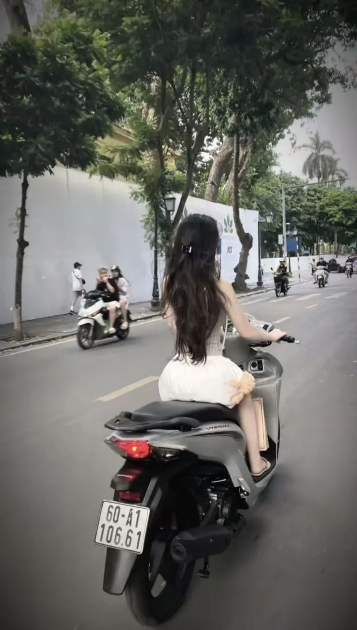cô gái đi xe đạp