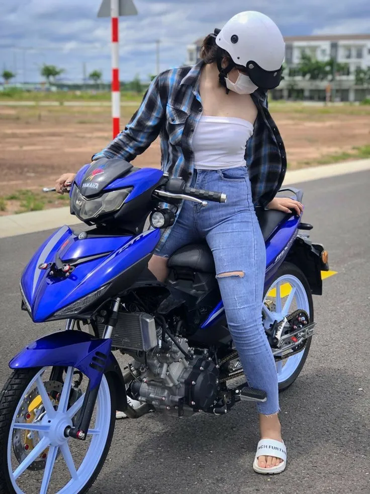 con gái đi xe mô tô