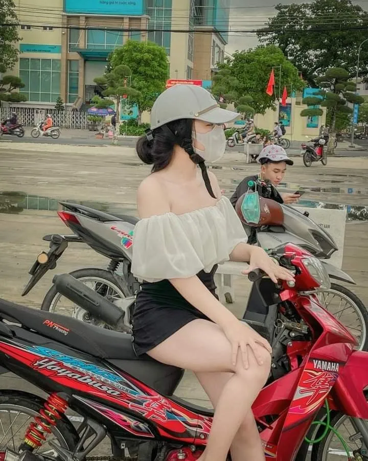 cô gái đi xe máy