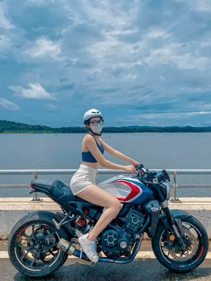 gái đi xe độ