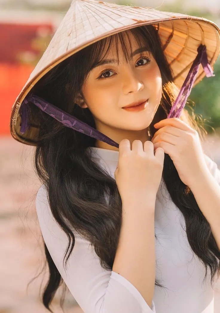 Gái xinh đội nón lá xinh đẹp và duyên dáng