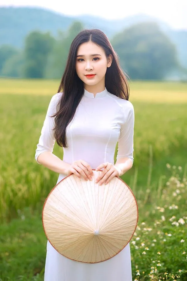 Gái xinh 2010 đội nón lá, khuôn mặt dễ mến và dáng đẹp tuyệt vời