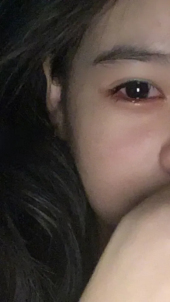 Hình hoạt hình cô gái buồn với nét vẽ tinh tế và cảm xúc sâu sắc