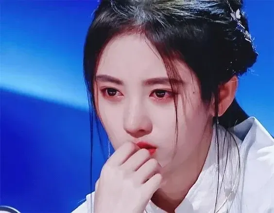 Hình ảnh cô gái tâm trạng buồn tạo sự đồng cảm và gần gũi