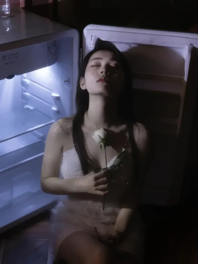 Cô gái khóc buồn mang đến cảm giác xót xa và dịu dàng