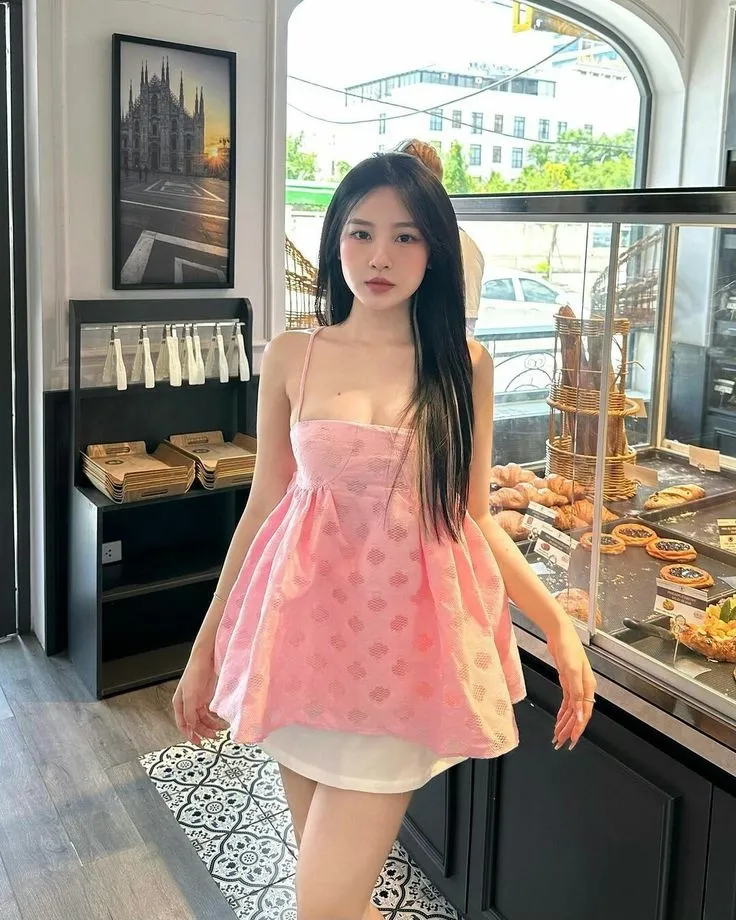 Gái xinh mặc áo hai dây, khoe bờ vai quyến rũ tự nhiên
