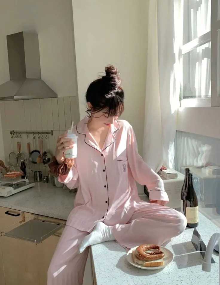 Gái xinh mặc đồ ngủ tạo vẻ đẹp dễ thương và dịu dàng