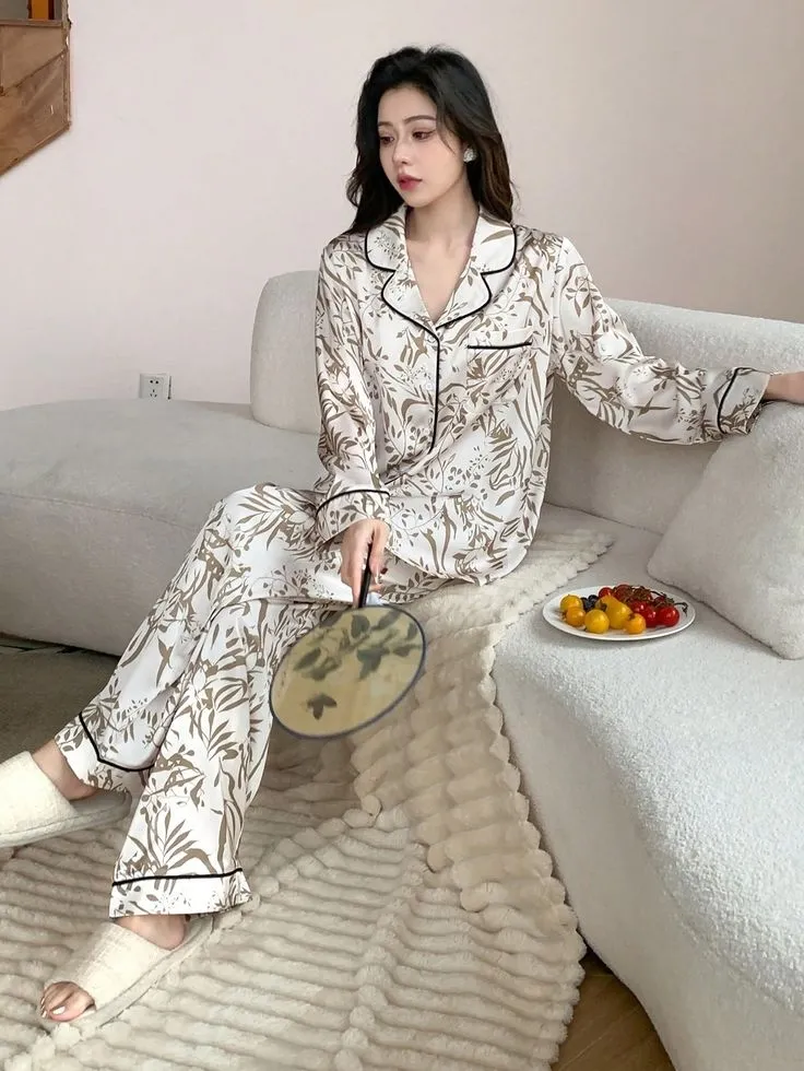 Gái xinh mặc đồ ngủ với vẻ đẹp quyến rũ và dịu dàng tự nhiên