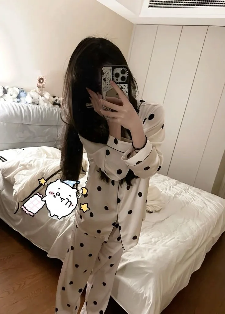 Gái xinh mặc váy ngủ tạo ấn tượng với nét đẹp thanh thoát