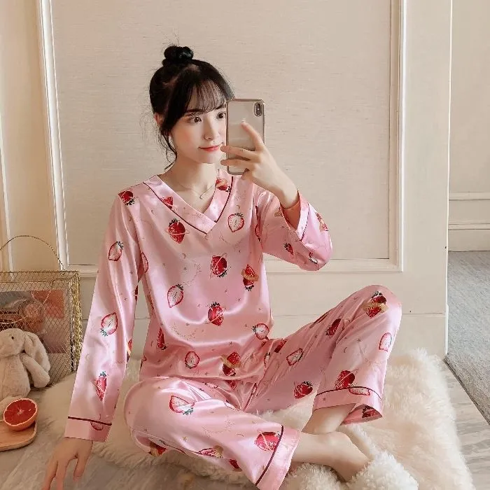 Gái xinh mặc đồ ngủ xuyên thấu tạo nét đẹp cuốn hút và bí ẩn