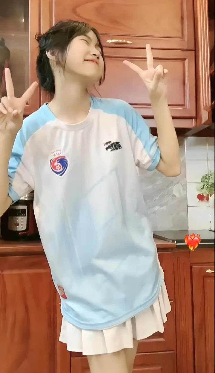Gái xinh mặc quần thể thao với phong thái năng động thu hút