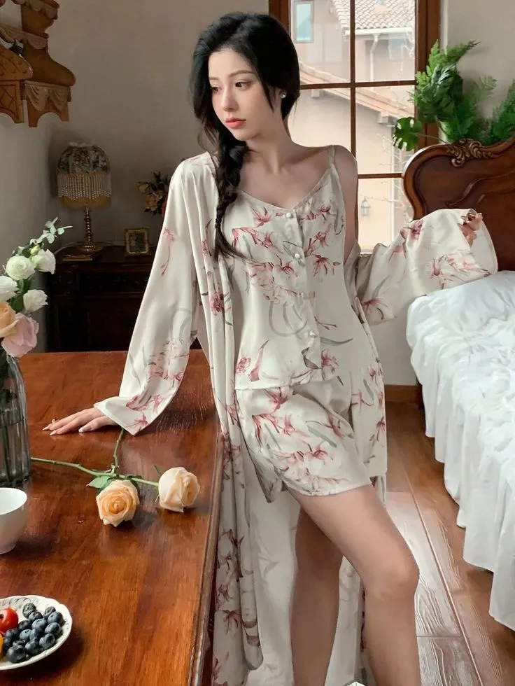 Gái xinh mặc đồ ngủ mỏng thể hiện vẻ đẹp nhẹ nhàng và cuốn hút