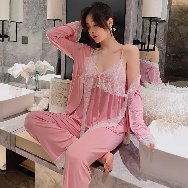 Gái xinh mặc đồ ngủ sexy với sự tự tin và sức hấp dẫn đặc biệt