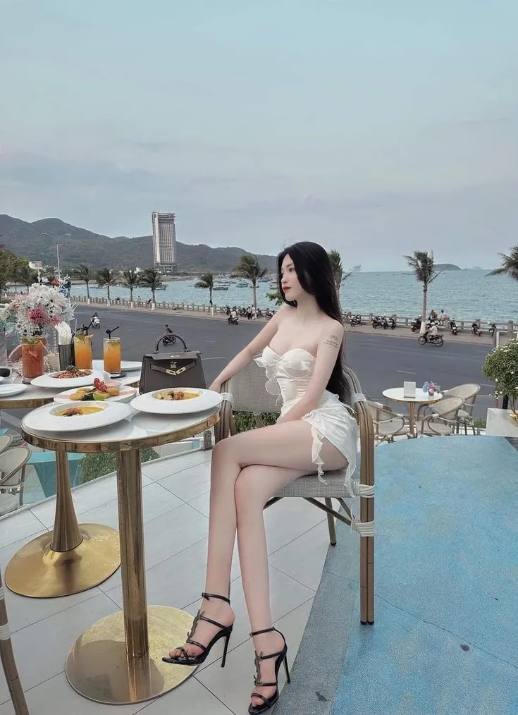 Gái xinh mặc váy trắng che mặt tạo sự bí ẩn và quyến rũ