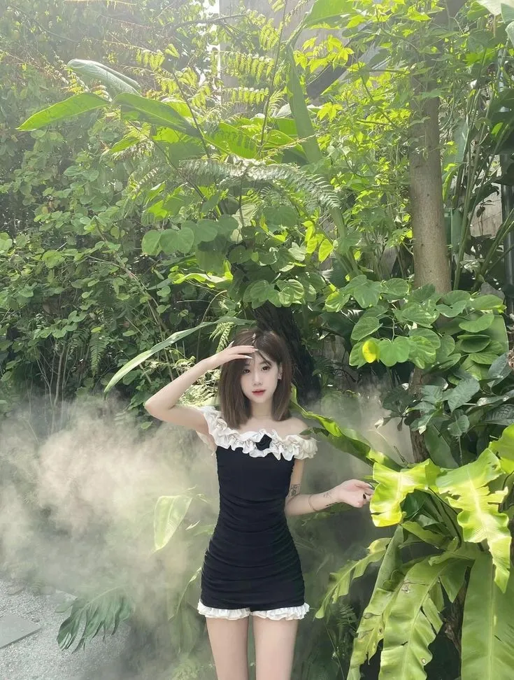 Gái xinh mặc váy ngắn đen, nổi bật với cuốn hút
