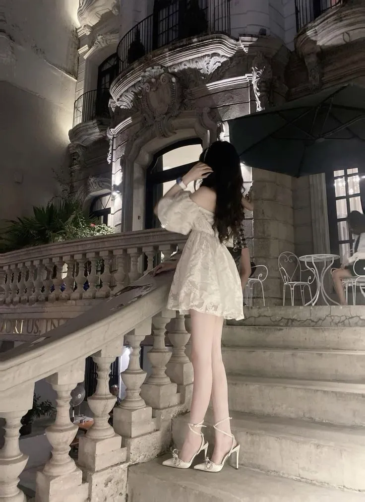 Gái xinh mặc váy gợi cảm, quyến rũ mọi ánh nhìn xung quanh