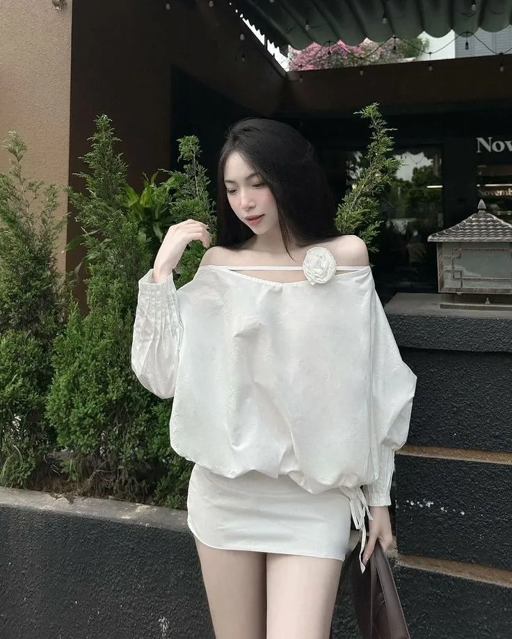 Cô gái mặc váy trắng, dịu dàng như một nàng thơ lãng mạn