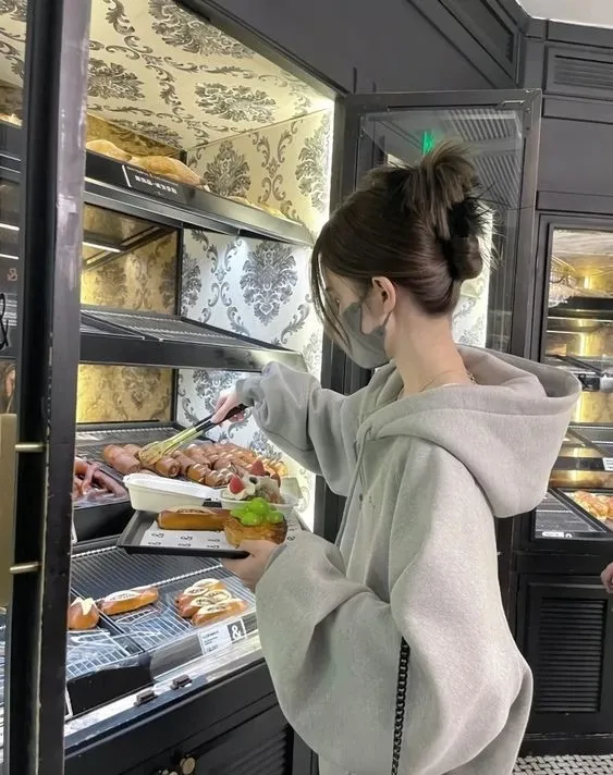 Gái xinh dạy nấu ăn thu hút với sự tỉ mỉ và năng động