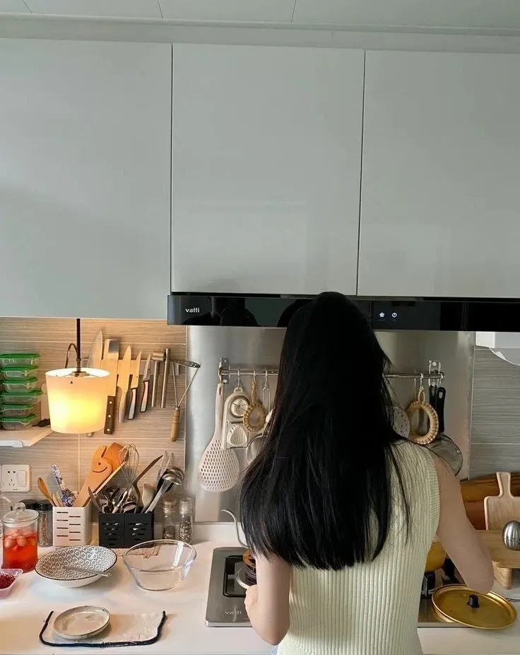Gái đẹp nấu ăn thể hiện sự duyên dáng và khéo léo trong bếp